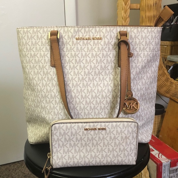 Michael Kors Handbags - Michael Kors White and Tan Tote Bag Set